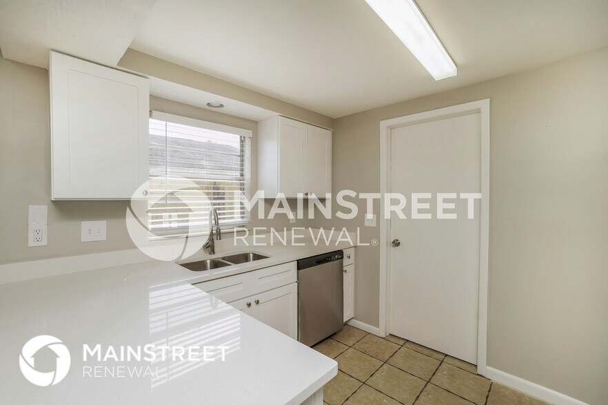 Building Photo - 2911 Cedaridge Dr
