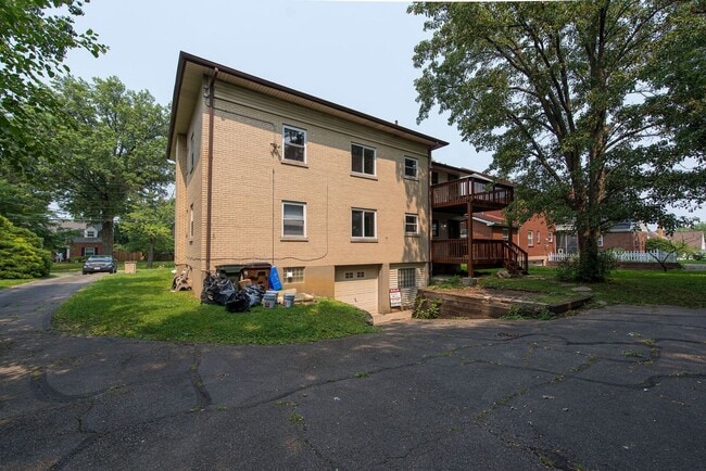 Building Photo - Extra Spacious Top Unit Duplex