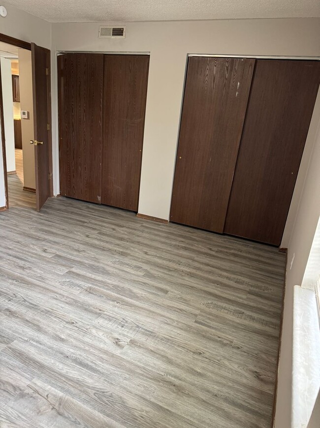 Building Photo - Comfortable 2BR Apartment in SW CoMo