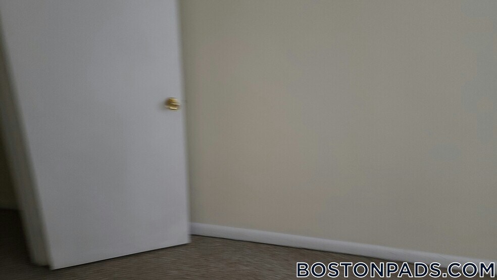 Building Photo - 16 Whites Ave