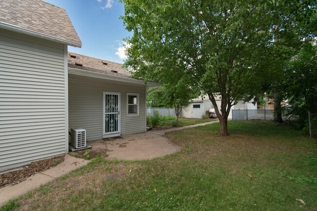 Building Photo - 1327 6th St NE