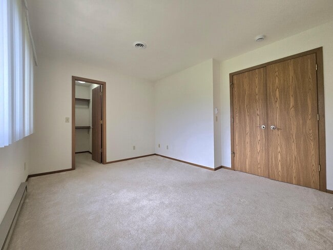 Building Photo - 940 Prairie Dr