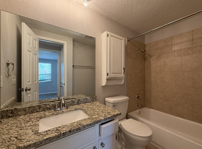 Building Photo - Convenience and Charm Meet! 4 bedroom