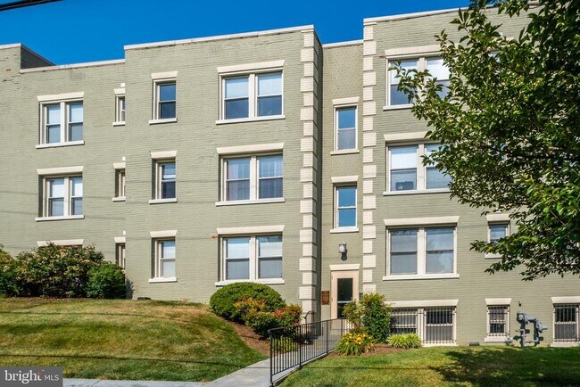 Building Photo - 4420 1st Pl NE