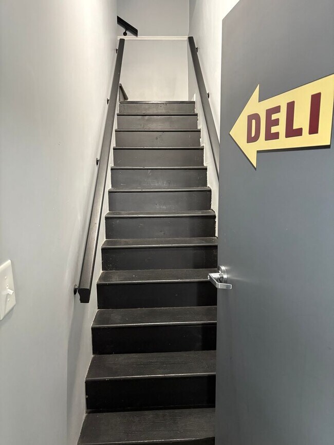 Building Photo - 153 1/2 S Main St.