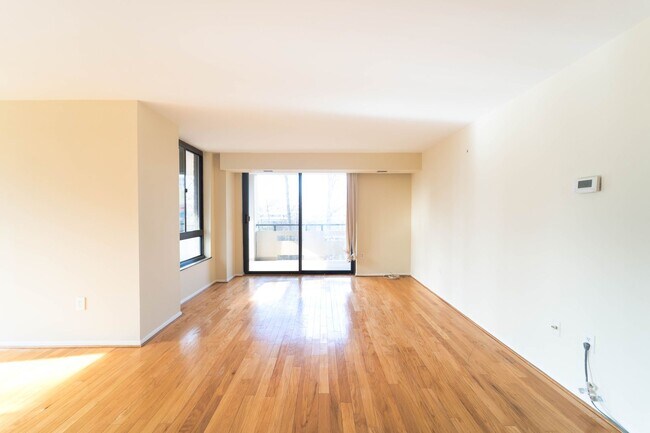 Building Photo - Contemporary 2BR/2BA Corner Condo at The Encore of McLean