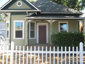 Building Photo - Adorable downtown Grass Valley Bungalow