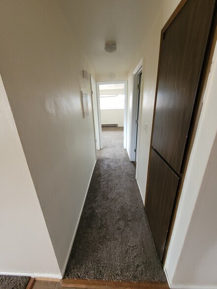 unit d hallway with linen closet - 1045 S Jasper St