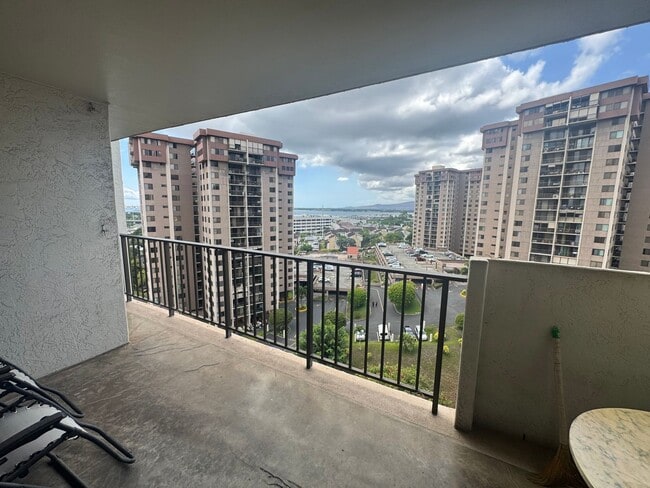 Building Photo - 1 bedroom, 1 bath near Pearlridge Shopping Center