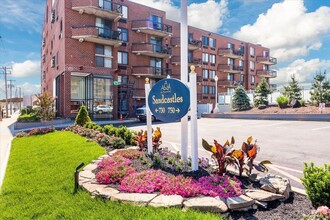 Building Photo - 730 W Broadway