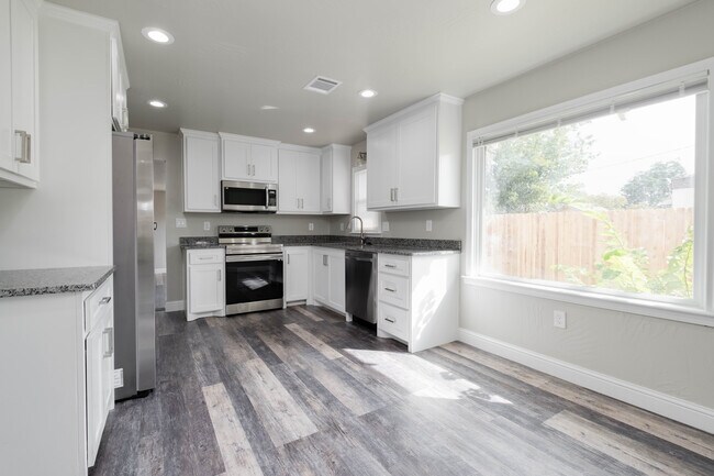 Building Photo - 2007 7th Ave