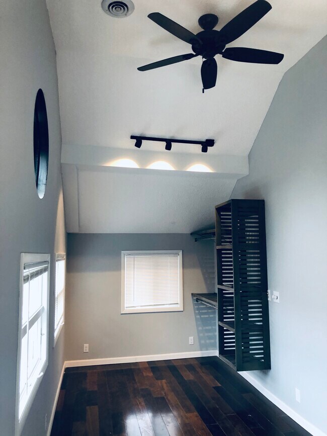 Building Photo - 2416 W 10th St