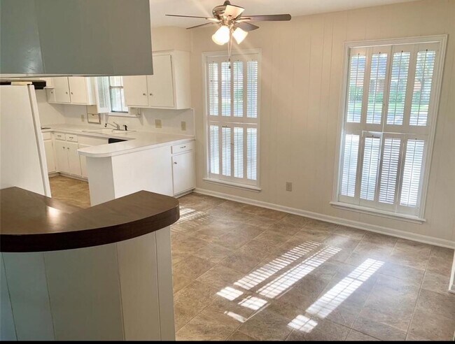 Building Photo - 2615 Cypress Ln