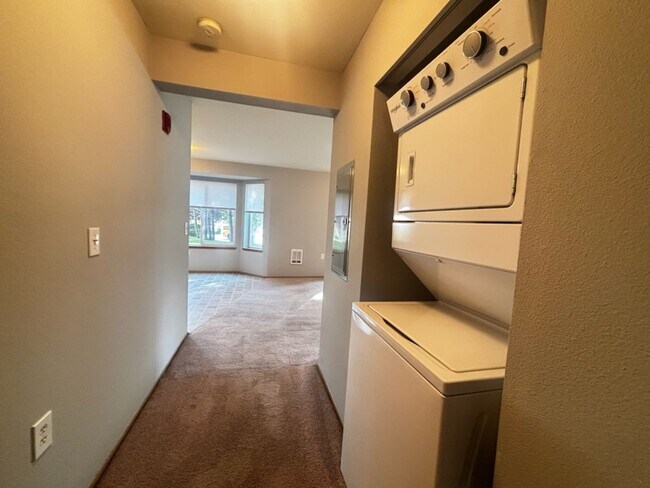 Building Photo - Come experience the comfort and affordable...
