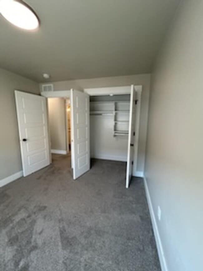 Building Photo - Hummingbird Townhome