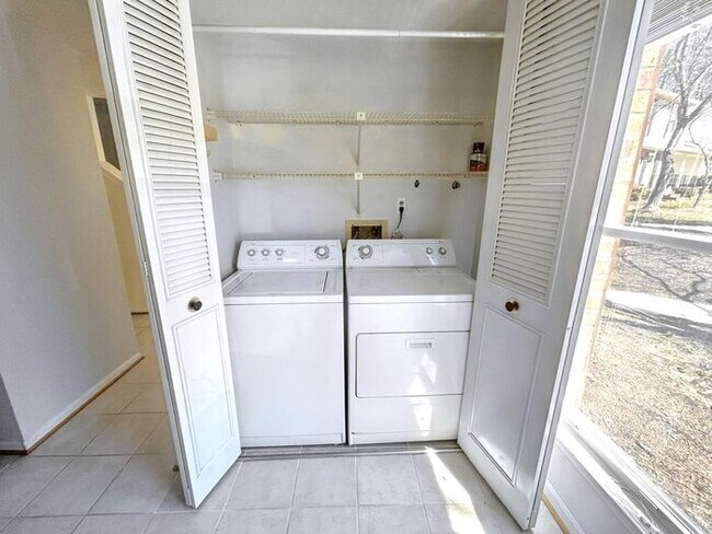 Building Photo - Charming 2-Bedroom Home with Modern Amenit...