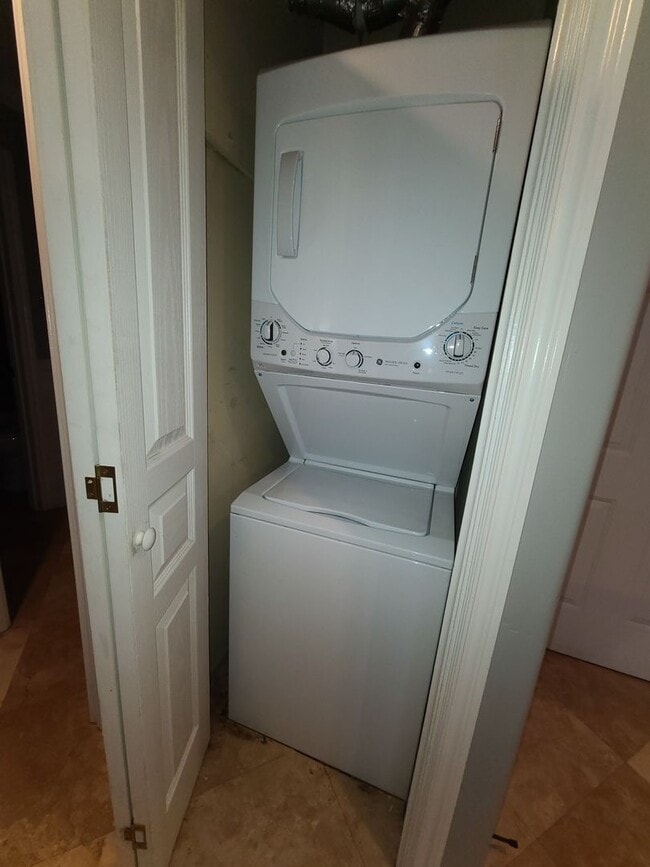 Building Photo - 1 bed 1 bath in UTC with great amenities Pool, hot tub, gym, underground parking.