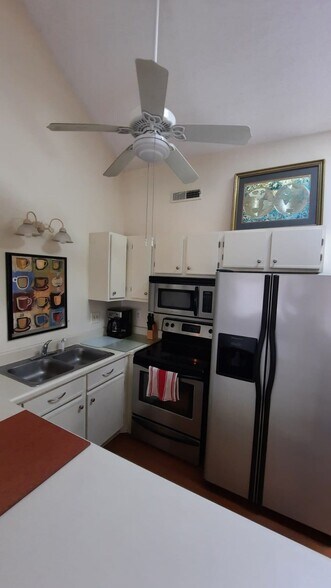Building Photo - 510 Fairwood Lakes Dr