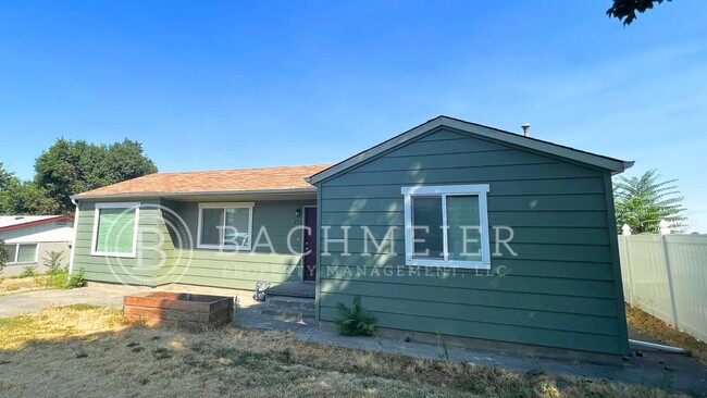 Building Photo - 3 Bed/1 Bath Home w/ Off-Street Parking