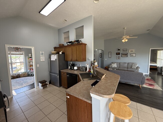 Building Photo - 650 Little Farm Rd