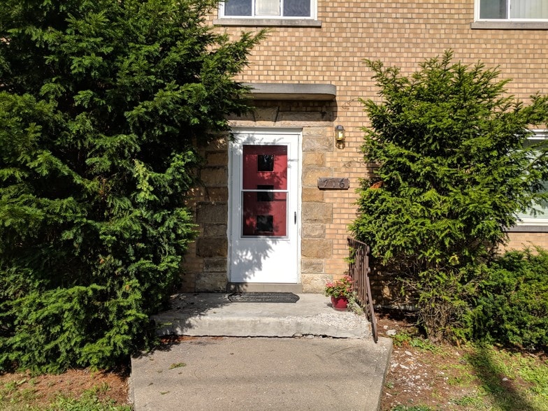 Front outside building door - 716 S Ft Thomas Ave