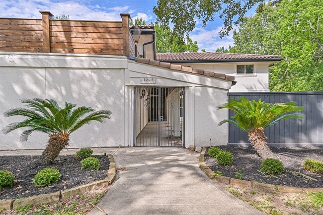 Building Photo - 1207 Thomas Dr