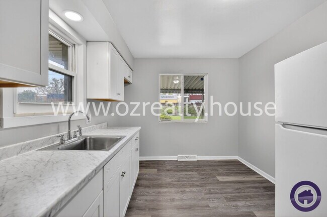 Building Photo - 732 Coyne Ave