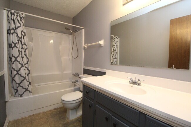 Building Photo - 2BD/1BA Duplex in NE Pensacola – Fenced Ya...
