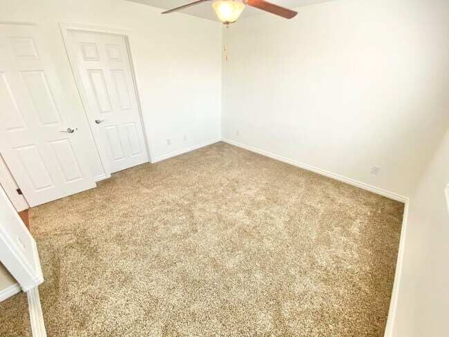 Building Photo - Inviting home with relaxing backyard spa in desirable Henderson location