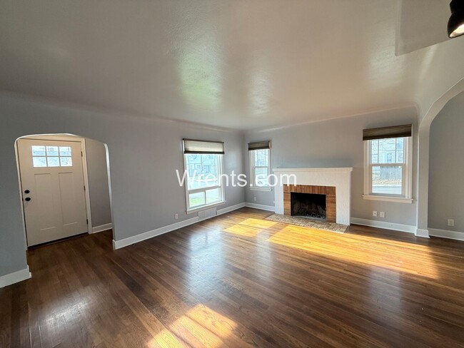 Building Photo - 5 bed 2.5 bath home