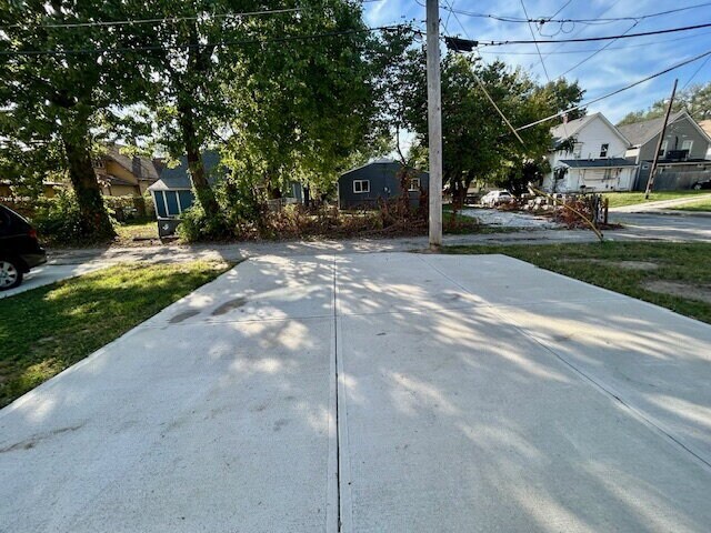 Building Photo - **SPECIAL** $250 OFF 2ND MONTH'S RENT** 3 Bedroom 2 Bath Duplex in the Heart of Indianapolis