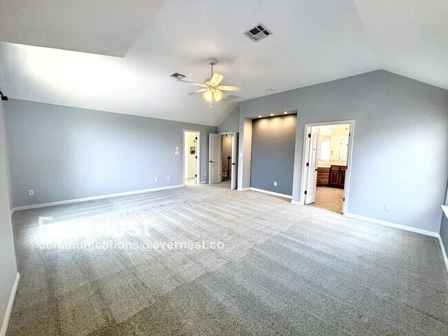 Building Photo - 4-Bedroom Home with Modern Amenities and C...