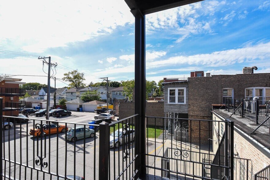 Building Photo - 4748 N Kenneth Ave