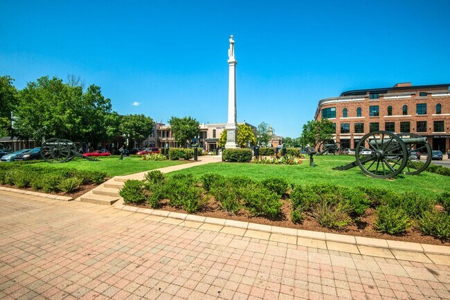 Building Photo - Charming 4BE/3BA Home in Historic Downtown Franklin!