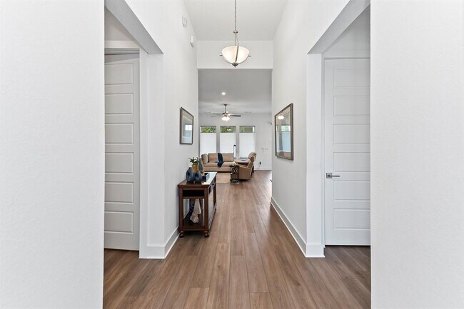 Building Photo - 523 Hallwood Dr