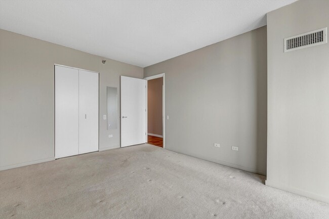 Building Photo - 400 N La Salle Dr