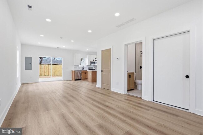 Building Photo - 31 Swan Ln