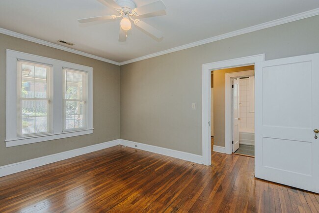 Building Photo - 3 Bed-2 Bath Bungalow in Burlington available  JULY