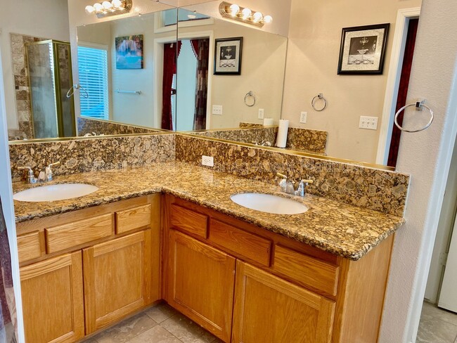 Building Photo - 6684 N Western Ave