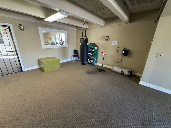 Building Photo - Spacious single bedroom condo in SE Denver