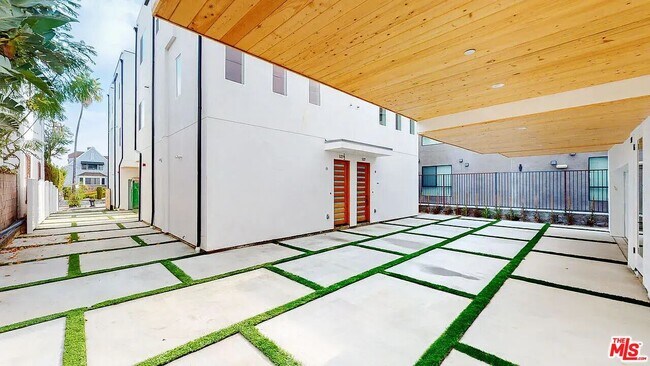 Building Photo - 525 Normandie Ave