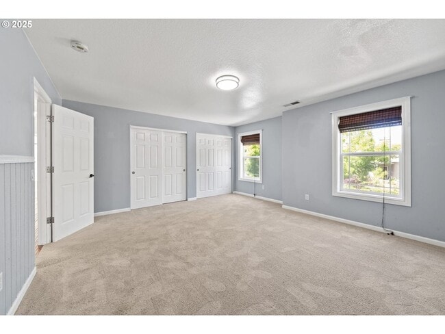 Building Photo - 3 levels, 7 bedrooms , lower level apartme...