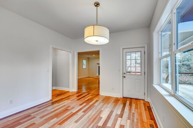Building Photo - Beautiful Spacious Bainbridge Home