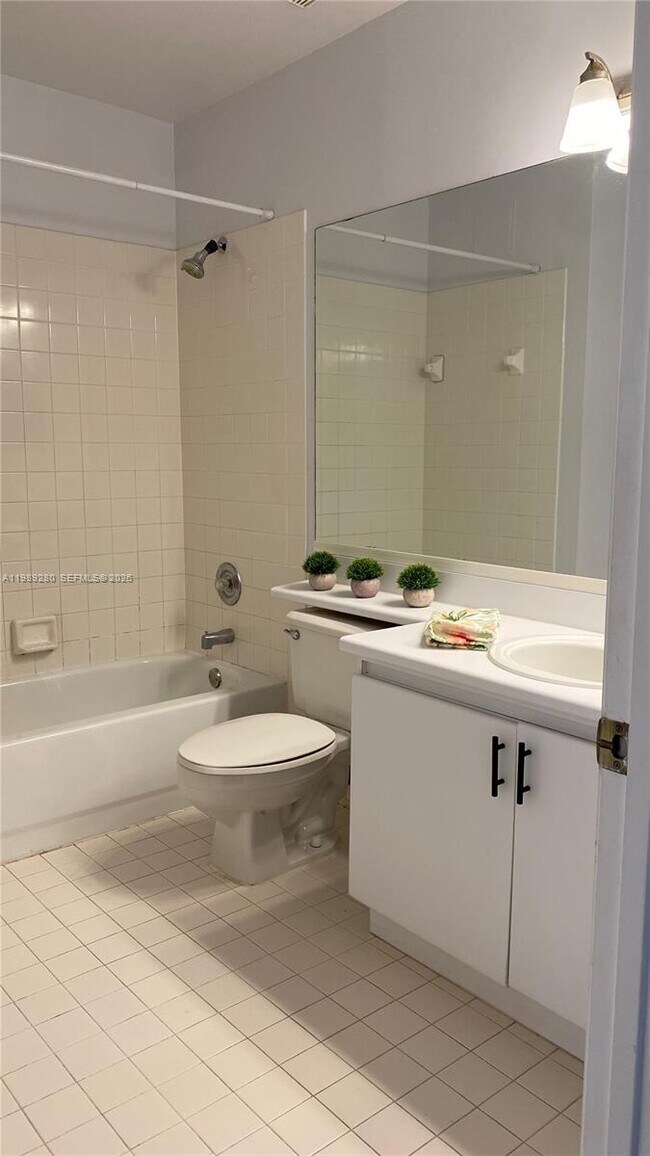 Building Photo - 543 Racquet Club Rd