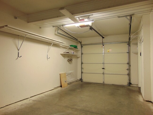 Building Photo - Lovely and Spacious 2 BR/1.75 BA Kirkland ...