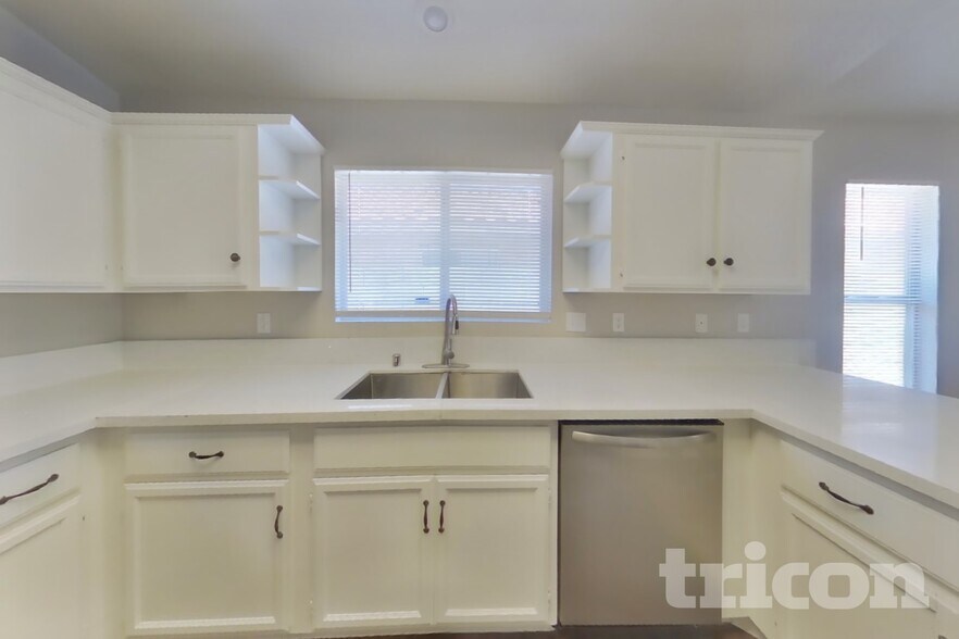 Building Photo - 5582 Super Bowl Dr