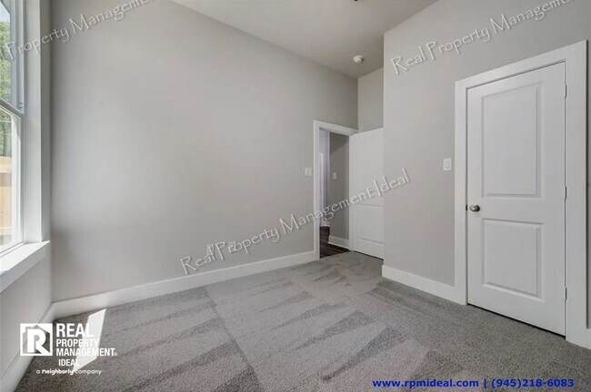 Building Photo - 8728 Dunlap St