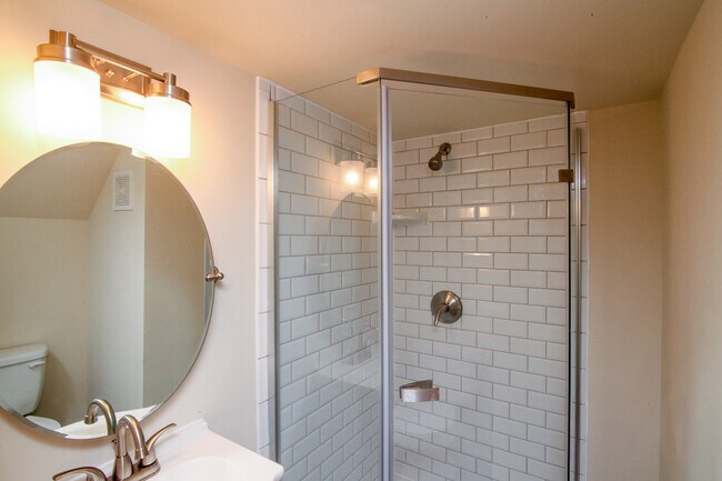 Downstairs Full Bathroom - 2713 South Veitch Street