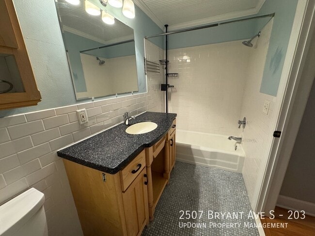 Building Photo - 2507 Bryant Ave S