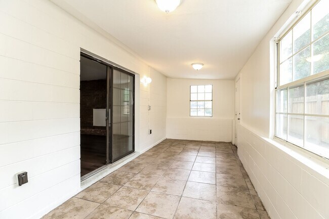 Building Photo - 3 BR/2BA | Newly Renovated Single Family Home |  Front and Back yard | In Jacksonville!